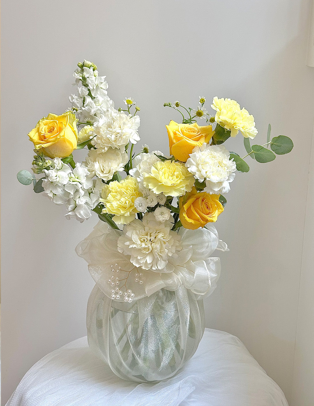 [Sold Out] Yellow White Vase Arrangement with wrapping cloth